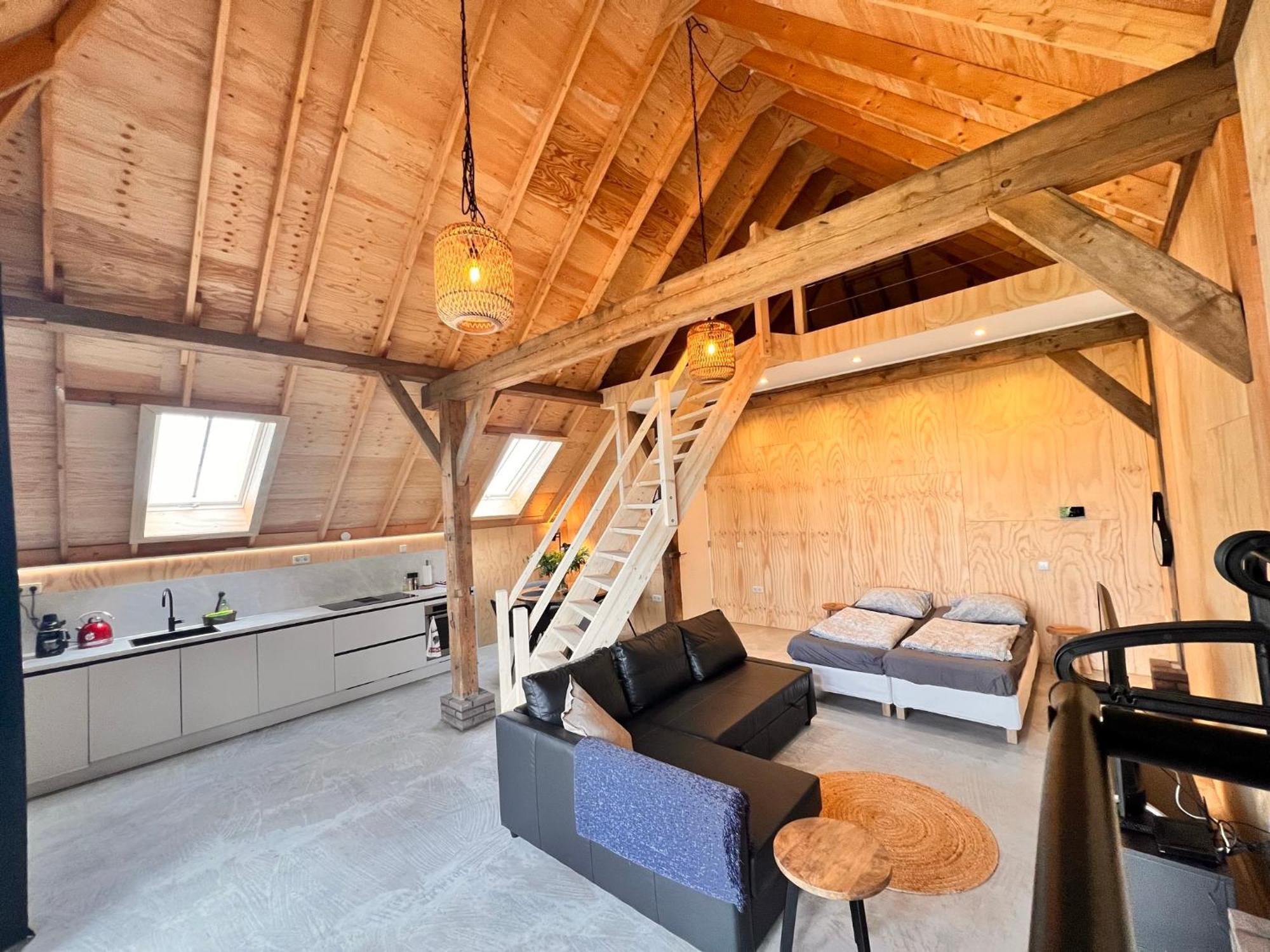 Wonen In Een Boerenschuur Uit 1899 ズヴォレ エクステリア 写真