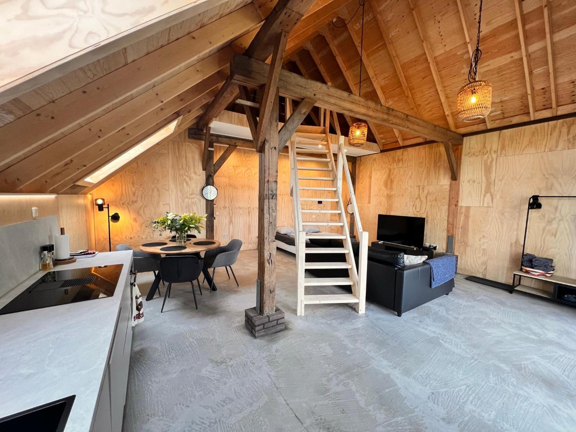 Wonen In Een Boerenschuur Uit 1899 ズヴォレ エクステリア 写真