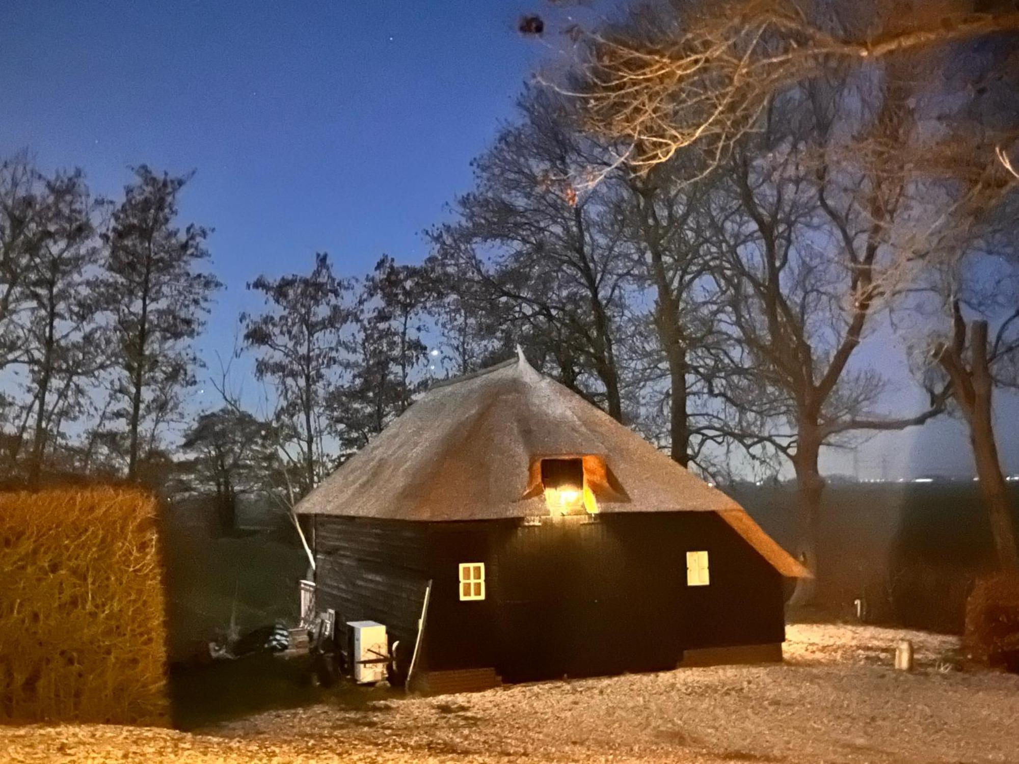 Wonen In Een Boerenschuur Uit 1899 ズヴォレ エクステリア 写真